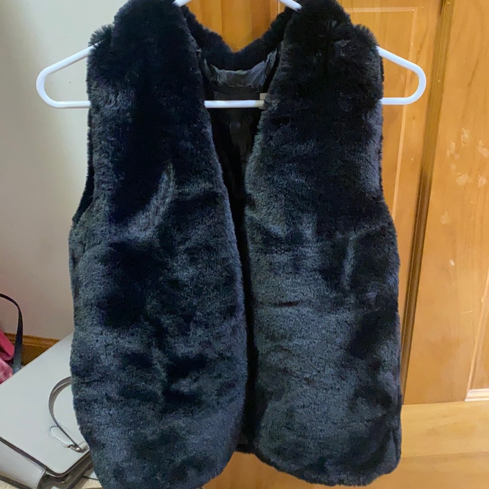 Faux fur vest size small, very soft